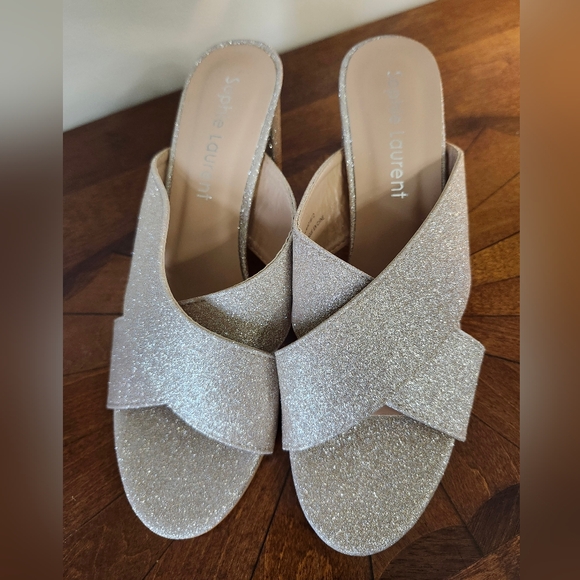 Heels/Pumps - Picture 2 of 5